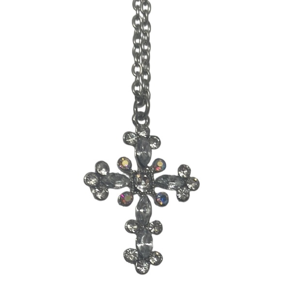 Jewelry - 16inch Elegant Silver Cross Pendant Necklace